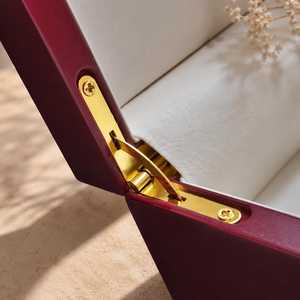 Caja de Almacenamiento Moderna de Madera Roja Resistente con Tapa y Cierre Dorado para Decoración del Hogar y Accesorios de Joyería - Product Image 4