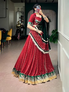 Ensemble de lehenga choli prêt-à-porter en georgette, entièrement cousu, avec imprimé foil Bandhej et dentelle Gota Patti, spécial Navratri. - Product Image 1