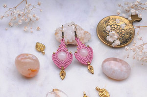 Pendientes Colgantes de Macramé con Cuarzo Rosa Hechos a Mano, Piedra Preciosa Rosa, Hoja de Oro, Joyería Artesanal Bohemia para Mujer - Product Image 2