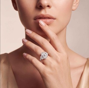 Anillo de compromiso de tres piedras con diamante cultivado en laboratorio de corte ovalado de 11.35 CTW y laterales de media luna en oro rosa de 10K - Product Image 3
