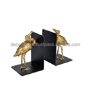 Hechos a mano de latón y aluminio con un acabado de oro antiguo, estos sujetalibros añaden un toque de sofisticación salvaje - Product Image 2