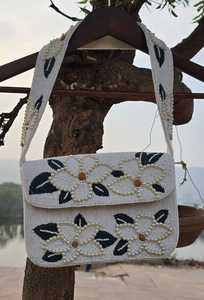 Bolso Bandolera Hecho a Mano con Cuentas y Diseño Floral, Forma Rectangular, Bordado Blanco y Negro - Product Image 1