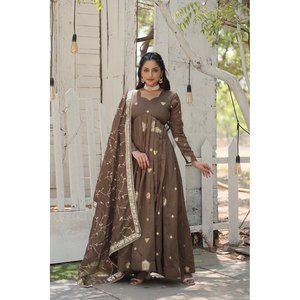 Vestido de Fiesta Hecho a Mano con Corte en A, Lentejuelas Bordadas en Tela de Organza, Cintura Imperio - Product Image 2