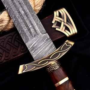 ดาบไวกิ้งเหล็กดามัสกัสตีขึ้นรูปด้วยมือ พร้อมปลอกไม้แกะสลัก สไตล์นอร์สยุคกลาง สำหรับนักรบและการเอาชีวิตรอดกลางแจ้ง - Product Image 6