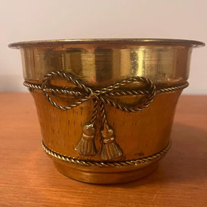 Elegante maceta de metal dorado con forma de lazo, perfecta para decoración de jardín, patio y exhibición al aire libre. Venta al por mayor desde India. - Product Image 1