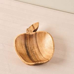 Bol en bois de style farmhouse pour servir des salades, à la fois sur le comptoir de cuisine et sur la table à manger. - Product Image 1