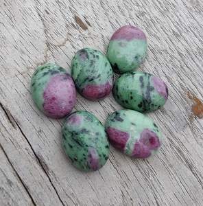 Cabujón de Rubí Zoisita Natural Ovalado Calibrado, Piedra Preciosa Suelta para Fabricación de Joyas y Manualidades - Product Image 3