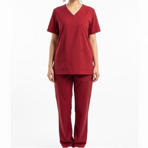 Tenues médicales pour femmes, ensembles d'uniformes à col montant et manches courtes, couleur bordeaux personnalisée, tissu respirant en spandex/polyester pour hôpital - Product Image 1
