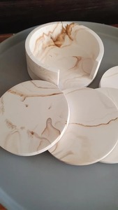 Sous-verre tendance en résine au design artistique et vibrant, ustensile de cuisine écologique avec diamètre personnalisable - Product Image 2