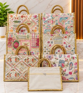 Sac fourre-tout carré en tissu brodé à motif géométrique avec poignées en corde et fermeture éclair arrière pour la plage, les voyages et le rangement à domicile - Product Image 3