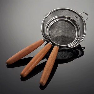 Tamis métallique avec manche en bois, l'un des outils de cuisine les plus fiables pour séparer les solides des liquides avec précision et facilité. - Product Image 4