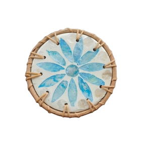 Posavasos de Nácar Inspirado en la Naturaleza Marina - Borde de Ratán Trenzado - Protector de Utensilios de Cocina de Lujo con Estilo Costero - Product Image 1