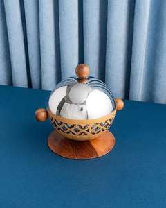 Chauffe-plat décoratif en argent avec couvercle conique et base en bois, motif croisé, élégant récipient à gratin, ustensile de cuisine, décoration intérieure - Product Image 1