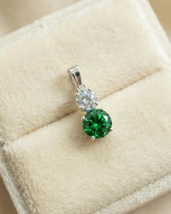 Collar con Colgante de Cuarzo Verde Natural, Gema de Cristal Hecha a Mano, Joyería Elegante, Regalo para Mujer, Estilo Moderno - Product Image 1