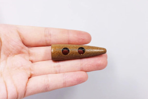 Alternadores de madera modernos hechos a mano ecológicos de alta calidad para abrigo de lona y botones de muñeca tamaño personalizado con 2 agujeros India - Product Image 2