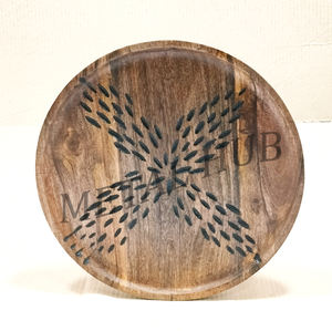 Plato Decorativo Redondo para Mesa con Diseño de Hoja Grabada en el Centro y Acabado con Detalles Negros, para Uso como Base de Platos en la Cena - Product Image 4