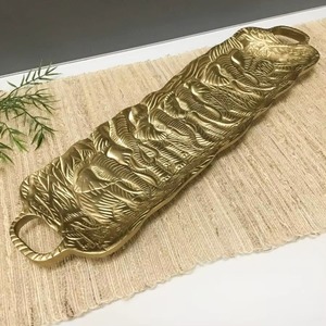 Plateau décoratif en laiton avec motif floral gravé, forme irrégulière, design bohème, pièce unique avec poignée - Product Image 1
