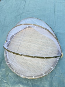 Ensemble de 3 plateaux de service alimentaire tissés à la main en bambou avec couvercles en filet pour pique-nique en extérieur et protection contre les insectes - Product Image 3