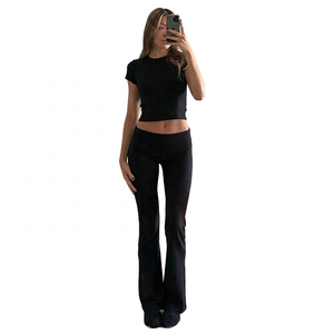 Ensemble de yoga 2 pièces pour femme, legging noir uni taille haute et haut à col rond à manches courtes, respirant, pour le fitness - Product Image 2