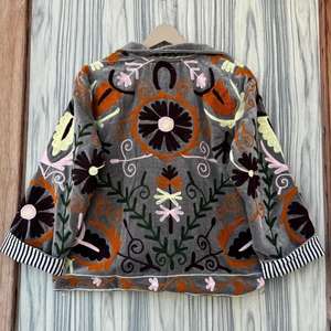 Veste en velours vintage Suzani |   Vêtement d'extérieur court élégant de style bohème |   Cadeau pour invitées de mariage et pour les fêtes, pour elle - Product Image 6