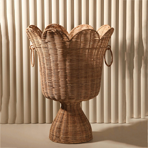 Panier sur pied en rotin tressé à la main avec bord festonné évasé, support décoratif pour plantes, pour la décoration de salon et de la maison - Product Image 1