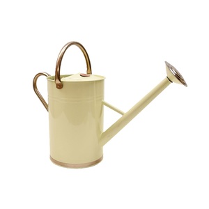 Regadera de Metal Amson con Acabado Verde Oscuro y Asas, Capacidad de 1.5L, Ecológica y Duradera para Plantas de Interior/Exterior - Product Image 3