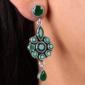 ต่างหูห้อยรูปดอกไม้สไตล์โบฮีเมียนประดับด้วยทองเหลืองชุบเงินและหินออนิกซ์สำหรับผู้หญิง |   เครื่องประดับอินเดียทำมือ |   ผู้จัดจำหน่ายสินค้าแฟชั่นขายส่งจำนวนมาก - Product Image 5