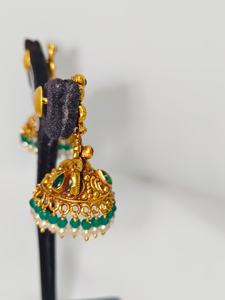 Boucles d'oreilles Jhumka en or massif 22 carats, style antique, motif Lakshmi, faites à la main, avec émeraudes vertes et perles naturelles - Product Image 2