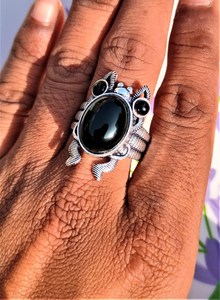 Bague ovale en onyx noir, argent sterling, faite à la main, motif grenouille, bijou statement, cadeau d'anniversaire pour femme - Product Image 2
