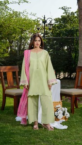 Ensemble prêt-à-porter entièrement cousu avec haut en soie romaine brodé par des artisans, bas en soie romaine et dupatta en soie tabby. - Product Image 2