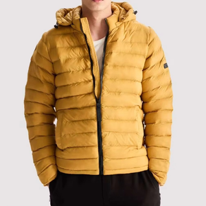 เสื้อแจ็คเก็ตพัฟเฟอร์บุผ้าสำหรับผู้ชาย สไตล์ไฮสตรีท สำหรับฤดูหนาว มีฮู้ด แขนยาว สีเหลือง รับผลิตแบบ OEM - Product Image 1