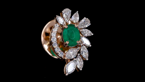 Pendientes de Oro con Esmeralda Verde Ovalada de Laboratorio y Halo de Diamantes en Forma de Pera |   Proveedor de Joyería Fina OEM ODM - Product Image 5