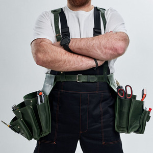 Ceinture porte-outils en cuir premium avec plusieurs compartiments, boucle pour marteau, quincaillerie durable, ajustement confortable, en vente - Product Image 1
