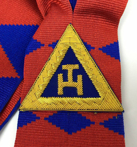 Écharpe de cérémonie maçonnique à motif losanges bleus et rouges avec franges dorées, personnalisable pour loge, vente en gros - Product Image 3
