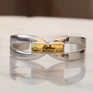 Bracelet manchette bicolore en laiton, jonc martelé en métaux mélangés, bijoux modernes et minimalistes aux tons argent et or - Product Image 3