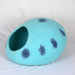 Cama para Gatos Hecha a Mano de Fieltro de Lana, Forma Ovalada con Diseño de Puntos, Casa para Mascotas Suave para Interiores, para Gatos en Todas las Estaciones, Solo Lavado a Mano - Product Image 1