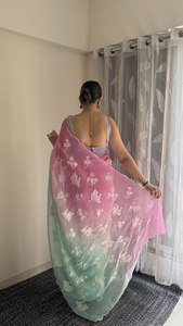 Sari en soie croquante bicolore avec broderies complexes et chemisier en soie bicolore assorti pour les fêtes de mariage - Product Image 3
