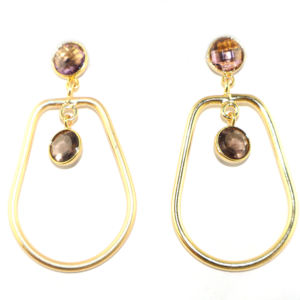 Boucles d'oreilles pendantes en laiton plaqué or 24 carats, forme fantaisie, avec pierres précieuses améthyste et quartz fumé taillées en losange, style vintage, vente en gros - Product Image 1