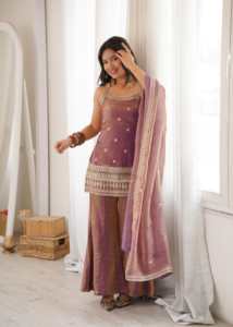 Ensemble prêt-à-porter entièrement cousu en soie Fandy avec broderie et travail de sequins, comprenant un haut et un pantalon à ourlet boule et une dupatta. - Product Image 5