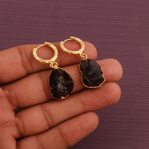 Pendientes de aro de granate en bruto, aros martillados chapados en oro, piedra de nacimiento de enero, regalo de joyería bohemia con gemas para ella - Product Image 3