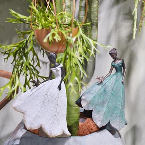 Figura de Hada de Madera de Bambú Pintada a Mano, Diseño Tradicional Ecológico y Duradero, Venta al Por Mayor - Product Image 4