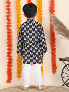 Kurta étnica azul marino para niños con estampado de grulla, cuello mandarín, ropa festiva, atuendo tradicional para niños, kurta elegante para fiestas. - Product Image 2