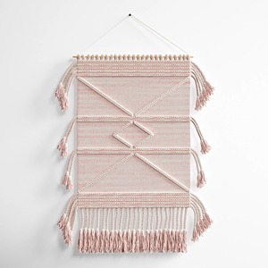 Tapiz de macramé rosa para decoración elegante del hogar, dormitorio, sala de estar y como acento estético de pared con suaves vibraciones bohemias. - Product Image 6