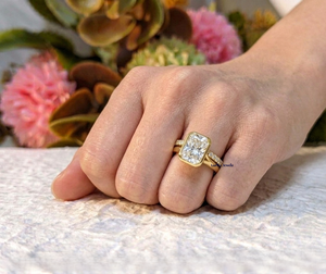 Bague Lurba Jewels en or jaune 14 carats massif avec moissanite taille radiant de 2 carats sertie clos et alliance assortie – Cadeau de luxe pour mariage ou anniversaire - Product Image 6