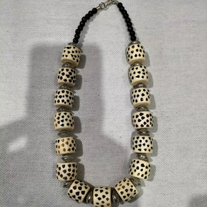 Collier en résine fait main de haute qualité, léger et coloré, avec pendentif floral ange et fleurs séchées en provenance d'Inde - Product Image 6