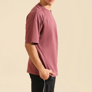 Venta al por mayor de fábrica: Camiseta casual oversize de manga corta con cuello redondo y color liso para hombre 2026, 100% algodón, tejido liso teñido, con logo frontal. - Product Image 1