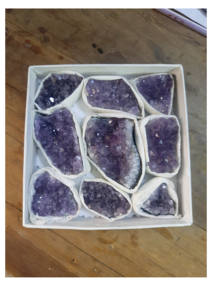 Nouvelle magnifique boîte de grappes d'améthyste de qualité supérieure en gros, provenant d'Artigas, Uruguay, pour la décoration de la maison et du bureau - Product Image 2