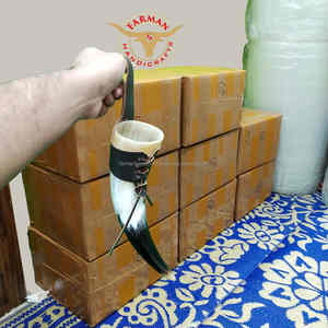 Corne à boire artisanale de luxe en corne de bœuf viking avec sangle en cuir à prix avantageux - Product Image 3