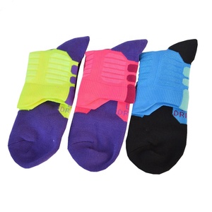 Calcetines Deportivos Transpirables Hechos a Medida, de Secado Rápido, con Spandex/Nylon/Algodón, para Verano, con Logotipo en el Puño, para Baloncesto y Gimnasio - Product Image 5