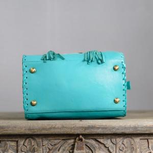 Bolso Speedy de Cuero Turquesa con Panel de Piel de Vaca, Diseño Floral Grabado, Cierre de Cremallera, Detalle de Borla, Estilo Casual - Product Image 3